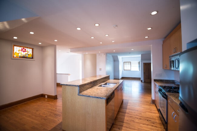2556 N Kimball Ave, Unit 1 in Chicago, IL - Building Photo - Building Photo