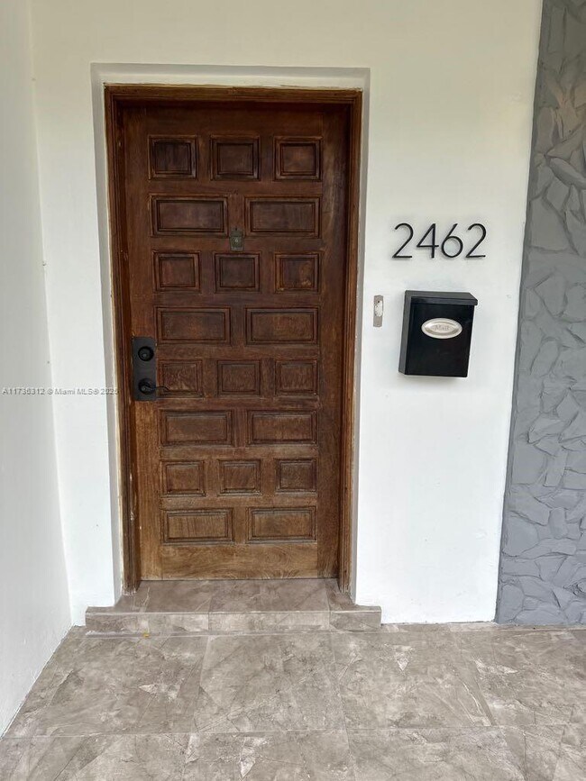 2460 SW 36th Ave in Miami, FL - Building Photo - Building Photo
