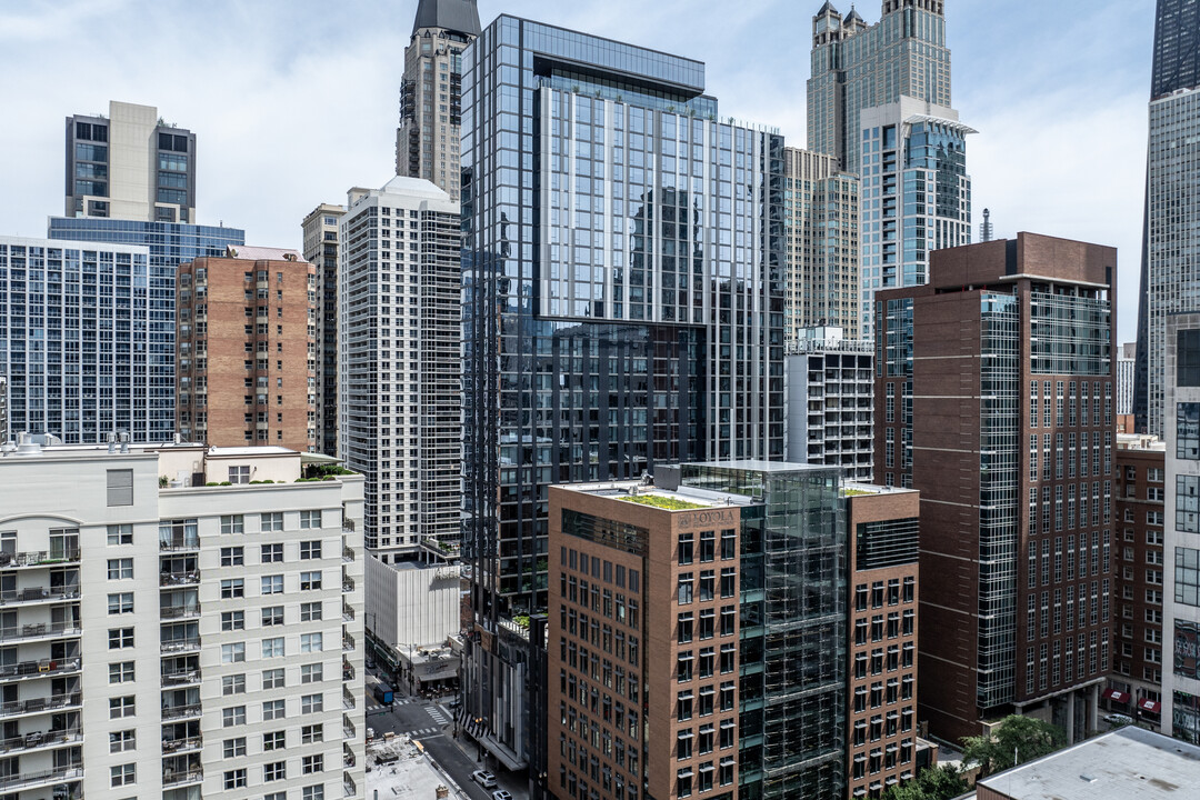 State & Chestnut in Chicago, IL - Building Photo