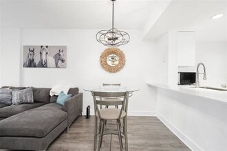 888 Hamilton St in Vancouver, BC - Building Photo - Building Photo