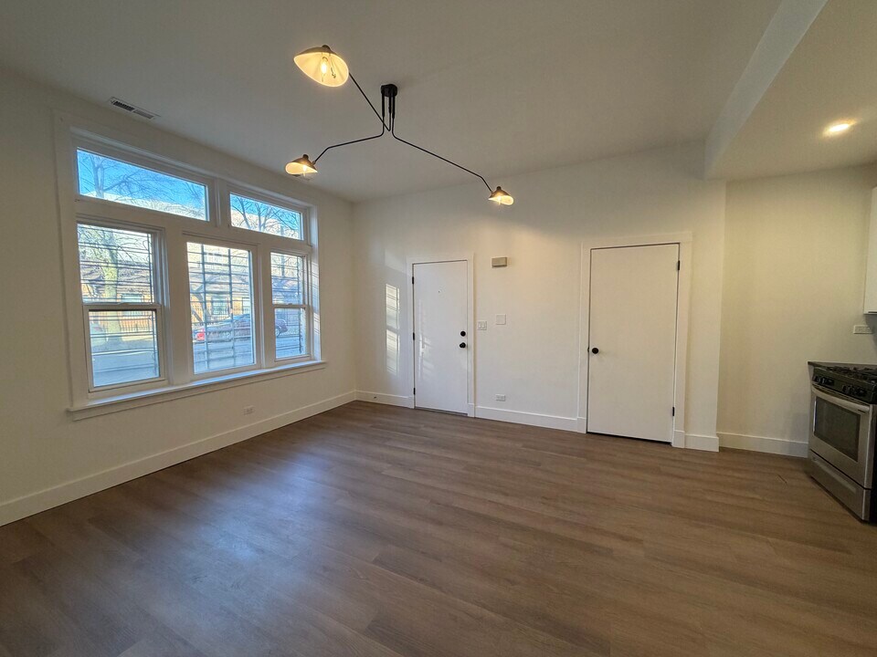 1452 N Kedzie Ave, Unit 1R in Chicago, IL - Building Photo