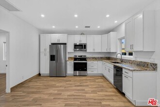 17625 Burbank Blvd in Los Angeles, CA - Foto de edificio - Building Photo