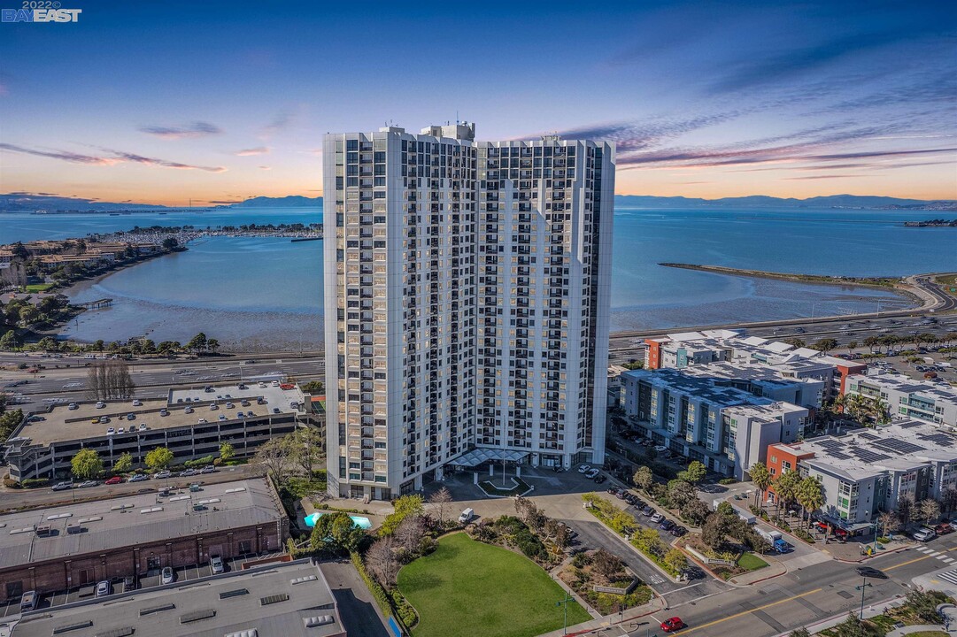 6363 Christie Ave, Unit #904 in Emeryville, CA - Building Photo