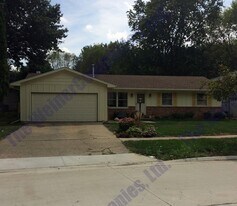 2205 Tamarack Dr in Champaign, IL - Building Photo