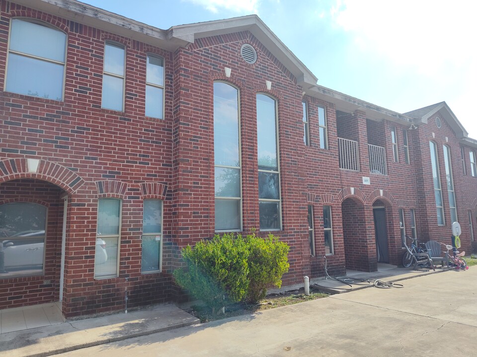 1409 W Kiwi Ave, Unit 1 in Pharr, TX - Foto de edificio