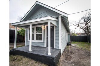 123 Douglas Way St in San Antonio, TX - Building Photo - Building Photo
