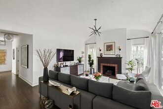 10640 Rochester Ave in Los Angeles, CA - Building Photo - Building Photo