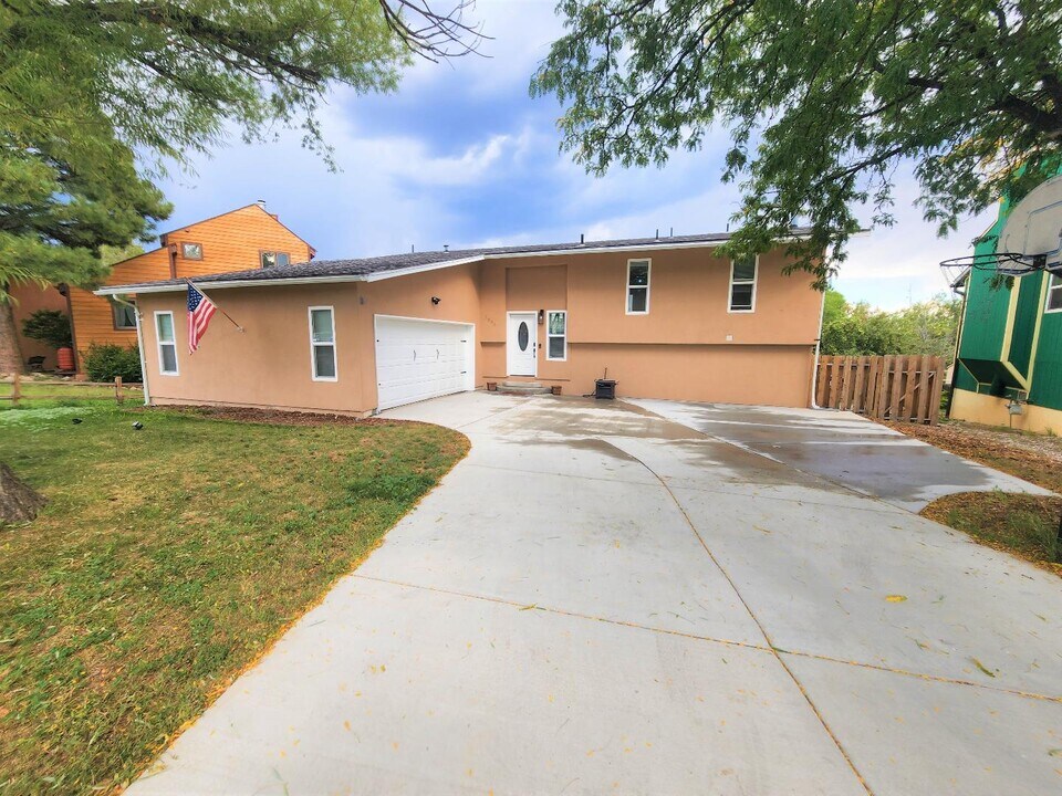 1896 Camino Manzana in Los Alamos, NM - Building Photo