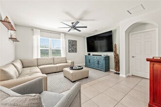 689 Hadley St E in Naples, FL - Building Photo - Building Photo