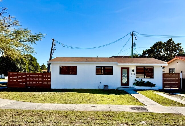 902 W 37th St in Hialeah, FL - Building Photo - Building Photo