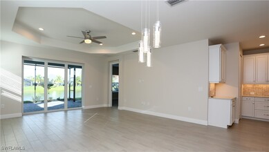2428 Ariane Dr in Naples, FL - Foto de edificio - Building Photo