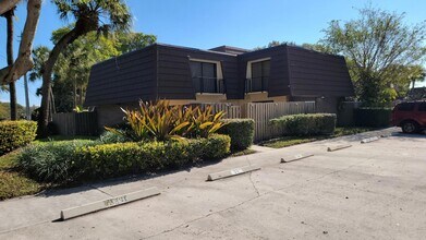 117 1st Ct in Palm Beach Gardens, FL - Building Photo - Building Photo
