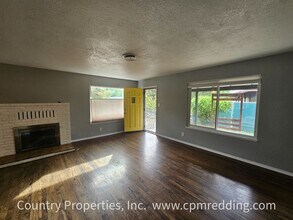 2090 Athens Ave in Redding, CA - Building Photo - Building Photo