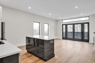 63 Belgrade Ave, Unit 402 in Boston, MA - Foto de edificio - Building Photo