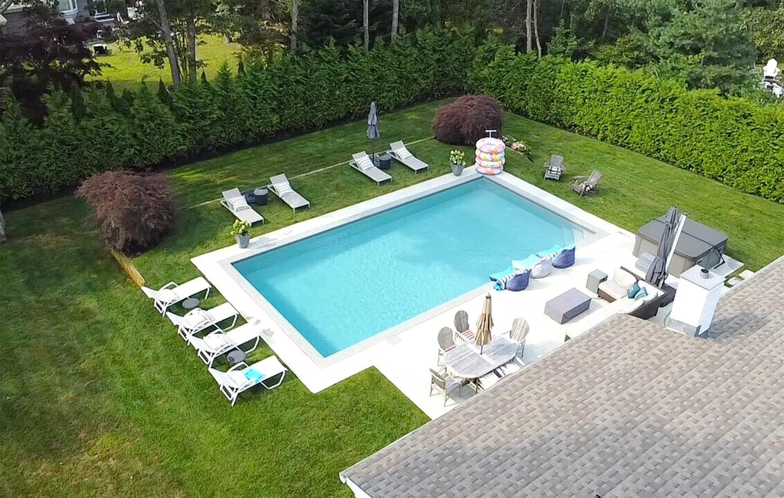13 Sherwood Rd in Hampton Bays, NY - Building Photo