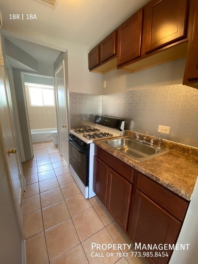 8850 S Saginaw Ave in Chicago, IL - Building Photo - Building Photo