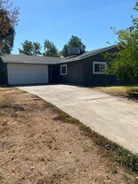 110 Wildflower Dr in Galt, CA - Building Photo