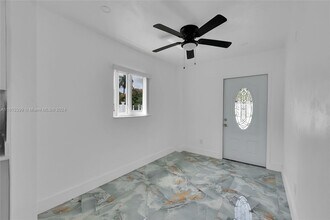 300 N Biscayne River Dr-Unit -B in Miami, FL - Building Photo - Building Photo