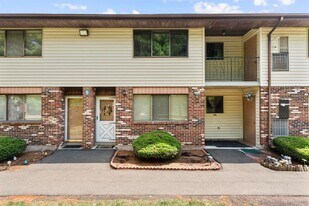 55 Thompson St in East Haven, CT - Building Photo