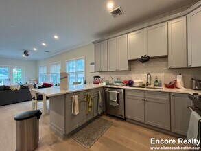 32 Cummins Hwy, Unit 4 in Boston, MA - Building Photo - Building Photo