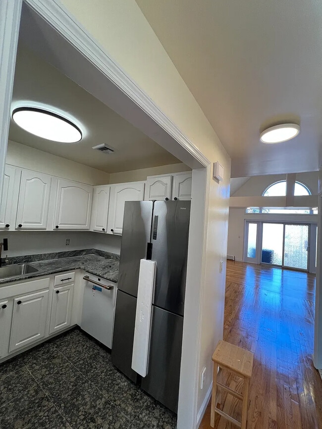 25016 41st Rd, Unit 2 in Little Neck, NY - Foto de edificio - Building Photo