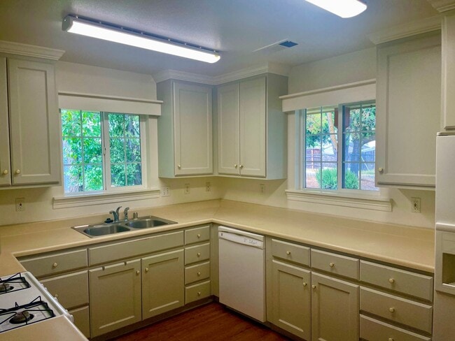 512 Johnson St in Red Bluff, CA - Building Photo - Building Photo