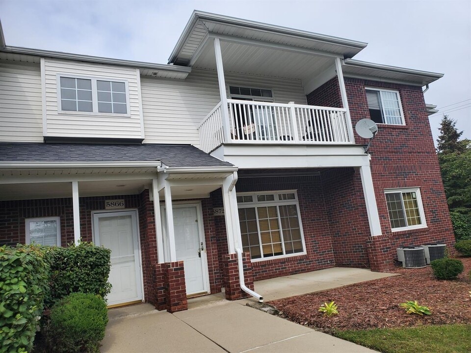 5872 Acorn Ln in Sterling Heights, MI - Building Photo