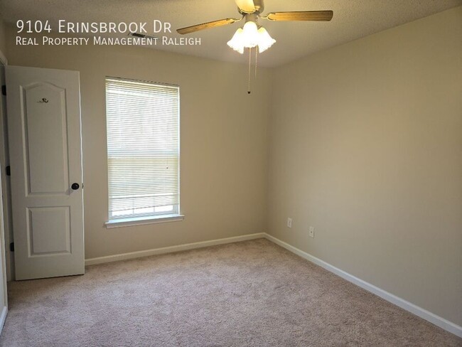 9104 Erinsbrook Dr in Raleigh, NC - Foto de edificio - Building Photo