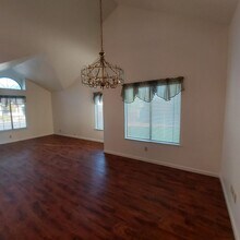 1402 Greenborough Dr in Roseville, CA - Building Photo - Building Photo