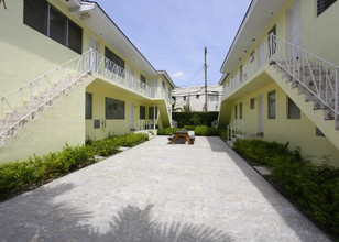 225-229 Madeira Ave in Coral Gables, FL - Building Photo - Building Photo