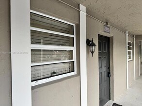 11207 Royal Palm Blvd, Unit 11207 in Coral Springs, FL - Foto de edificio - Building Photo