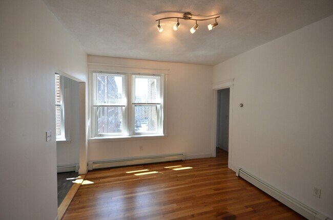 1662 Commonwealth Ave, Unit 3 in Boston, MA - Building Photo - Building Photo