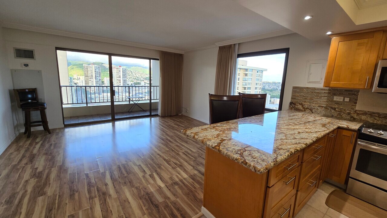 2140 Kuhio Ave, Unit #2501 in Honolulu, HI - Building Photo