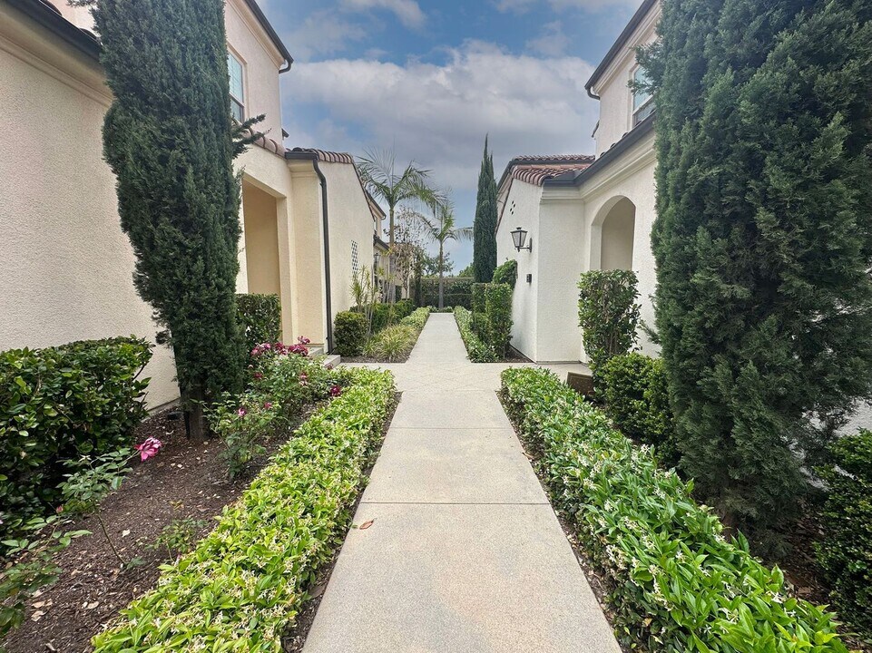 182 Augustine in Irvine, CA - Building Photo