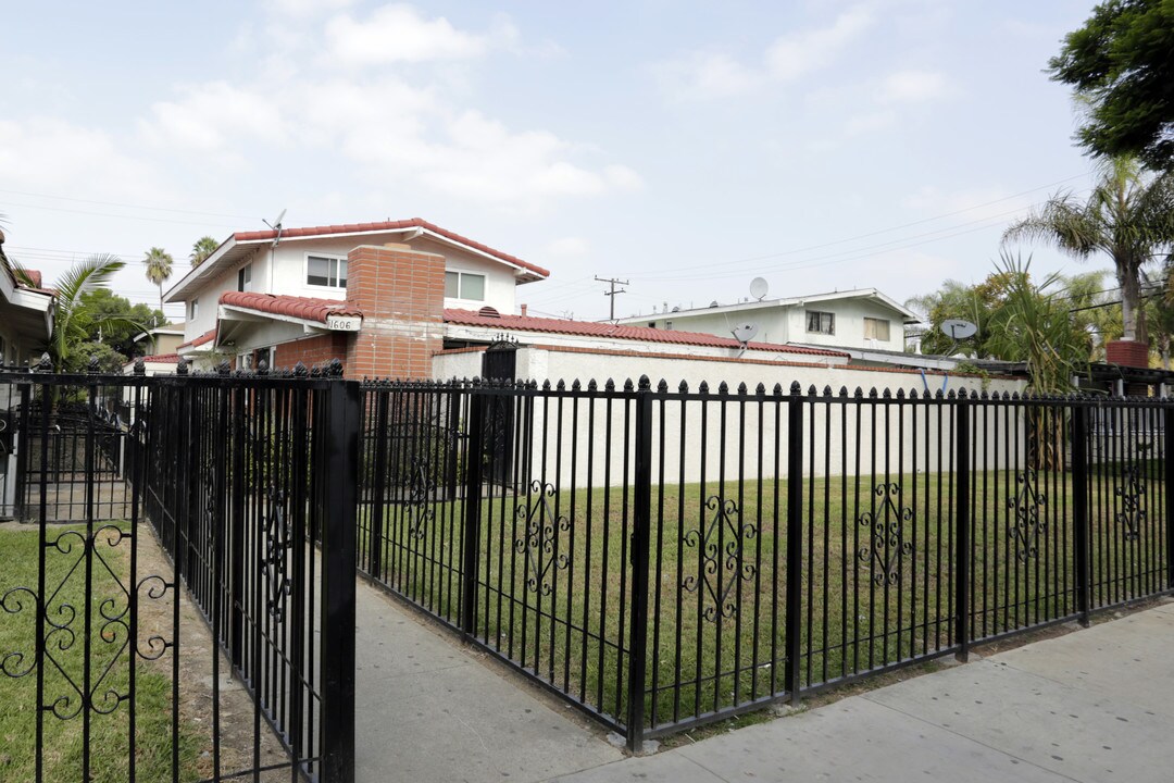 Evergreen Apartments in Santa Ana, CA - Foto de edificio