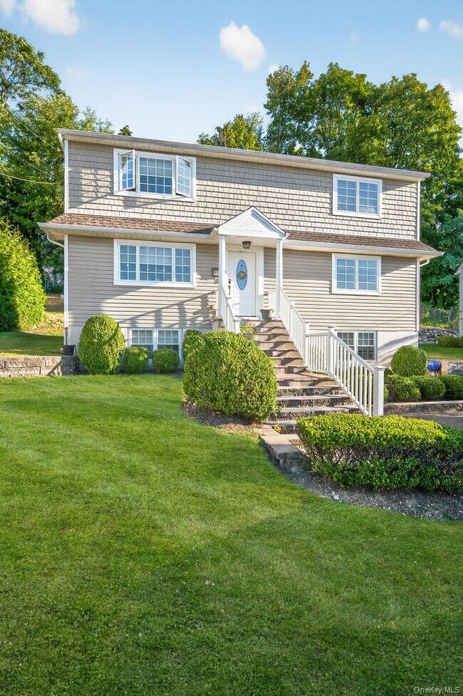 10 Lee Gray Ct in Glen Cove, NY - Building Photo - Building Photo