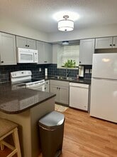 2218 Canyonlands Dr, Unit F in Maryland Heights, MO - Building Photo - Building Photo