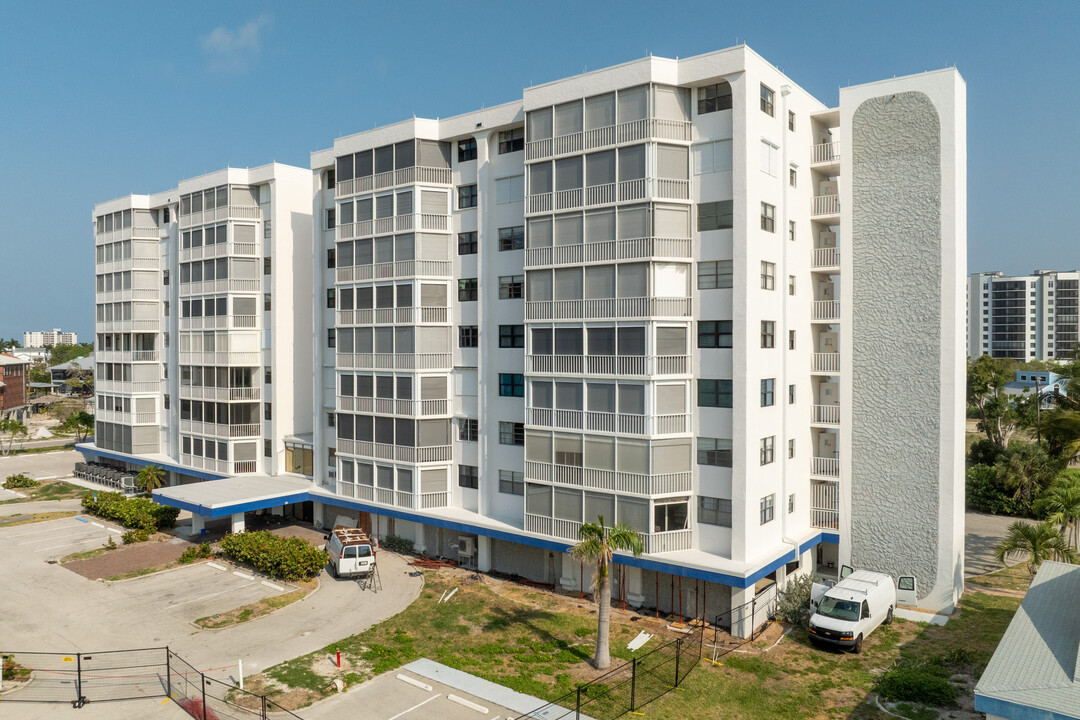 Marina Towers & Yacht Club in Ft. Myers, FL - Building Photo