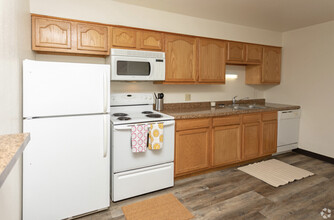 Cedar Apartments in Fargo, ND - Building Photo - Building Photo