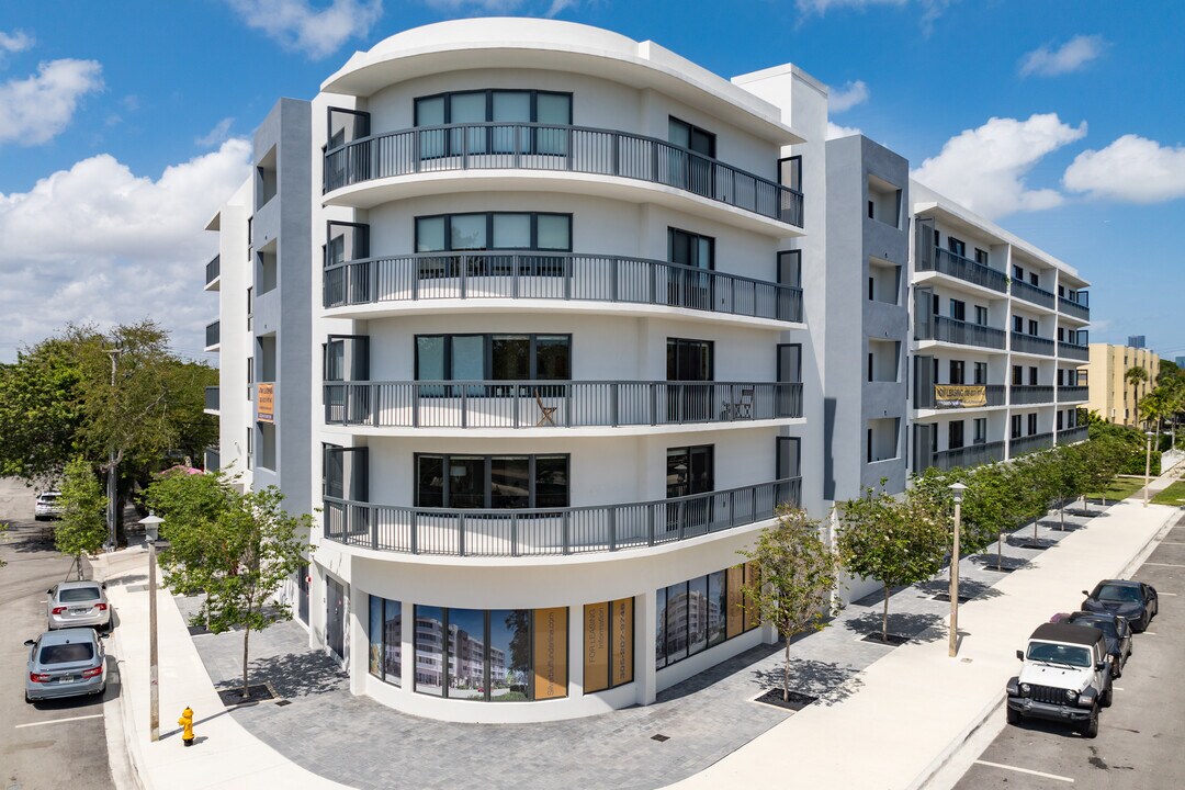 Silver Bluff Underline in Miami, FL - Building Photo