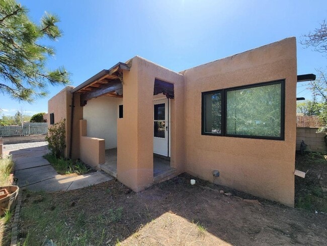 1018 Camino Carlos Rey in Santa Fe, NM - Building Photo - Building Photo