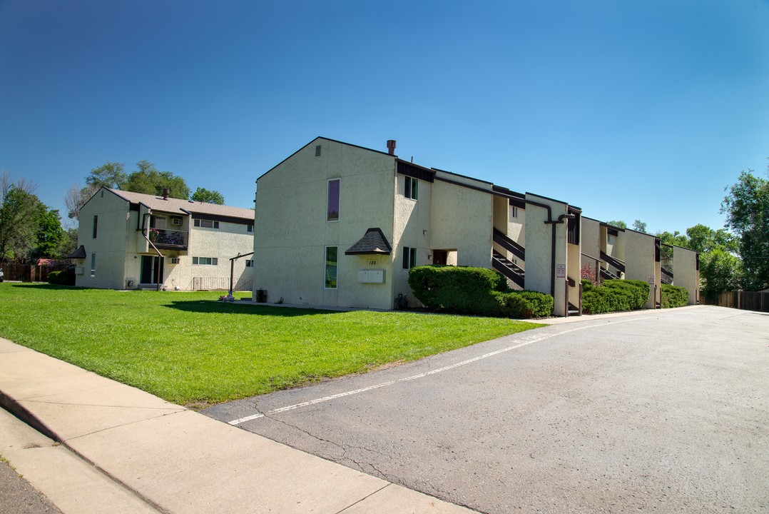 Elk Mountain Apartments in Lakewood, CO - Foto de edificio