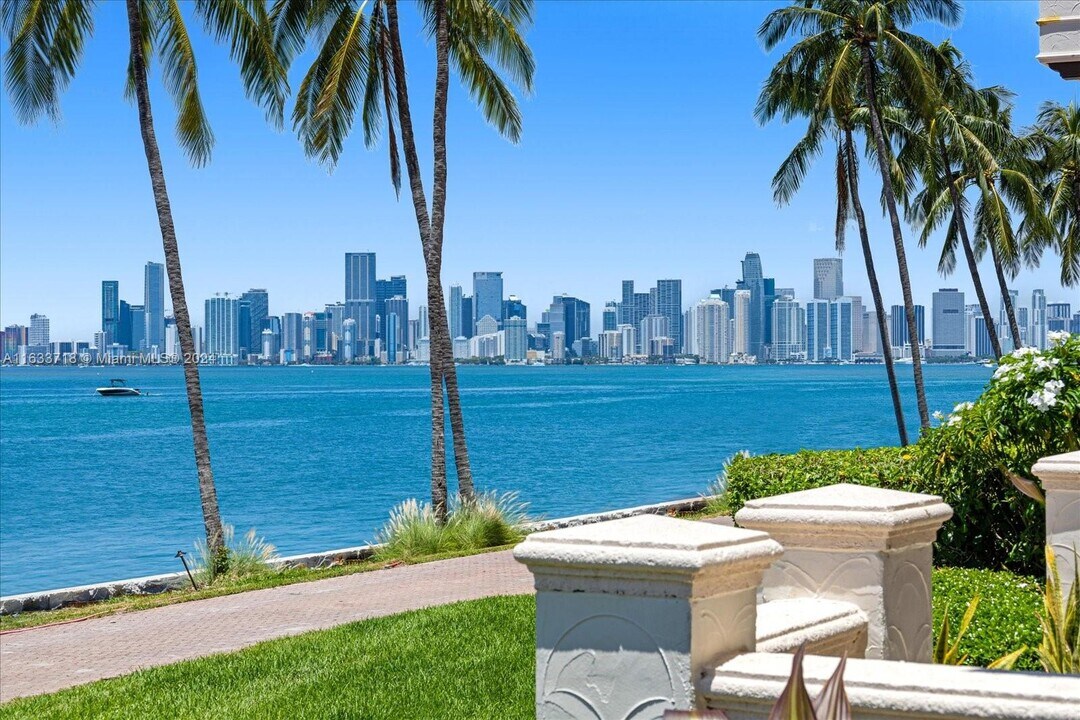 2411 Fisher Island Dr in Miami Beach, FL - Building Photo