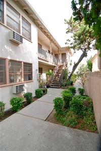 13759 Oxnard Street Apartments in Van Nuys, CA - Foto de edificio - Building Photo