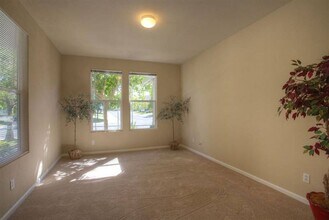 2571 Merrivale Way in Sacramento, CA - Building Photo - Building Photo