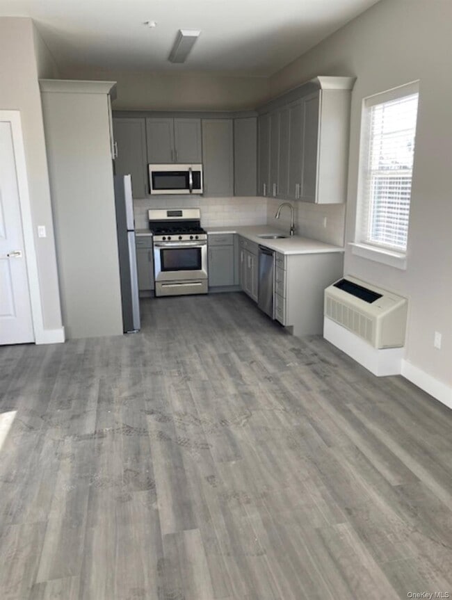 116 Waverly Ave in East Patchogue, NY - Building Photo - Building Photo