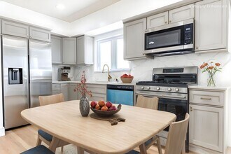 2055 S Garth Ave in Los Angeles, CA - Building Photo - Building Photo