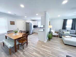 3830 Manchester Dr in Charlotte, NC - Foto de edificio - Building Photo