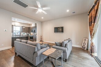 2136 Dennis St in Houston, TX - Building Photo - Building Photo