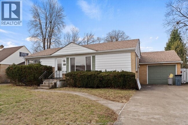 3701 Dandurand Ave in Windsor, ON - Building Photo - Building Photo